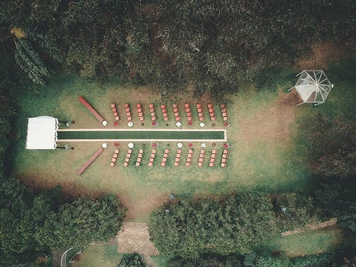 树木包围的房屋的航拍 · 免费素材图片