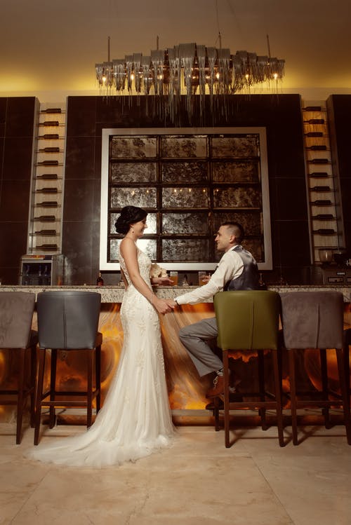 新娘站在新郎旁边 · 免费素材图片