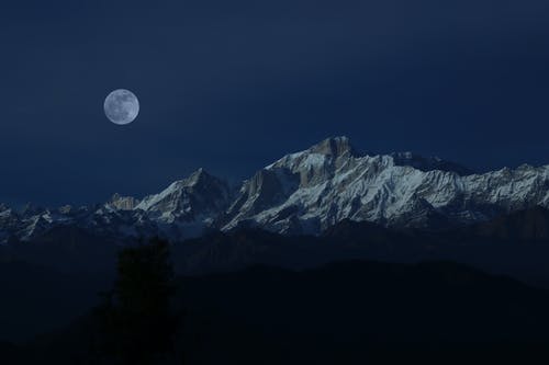 满月下的山峰 · 免费素材图片