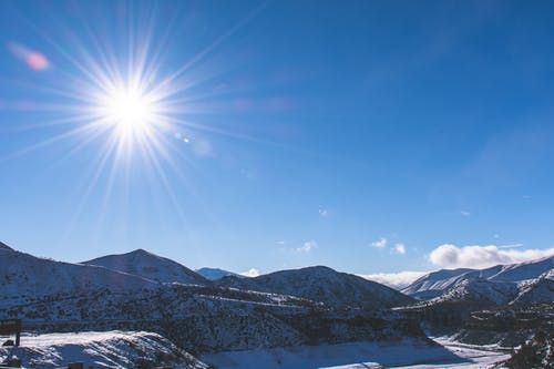 蓝蓝的天空下的雪山 · 免费素材图片