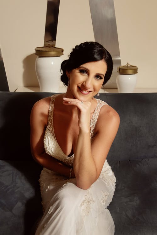 坐在沙发上的女人 · 免费素材图片