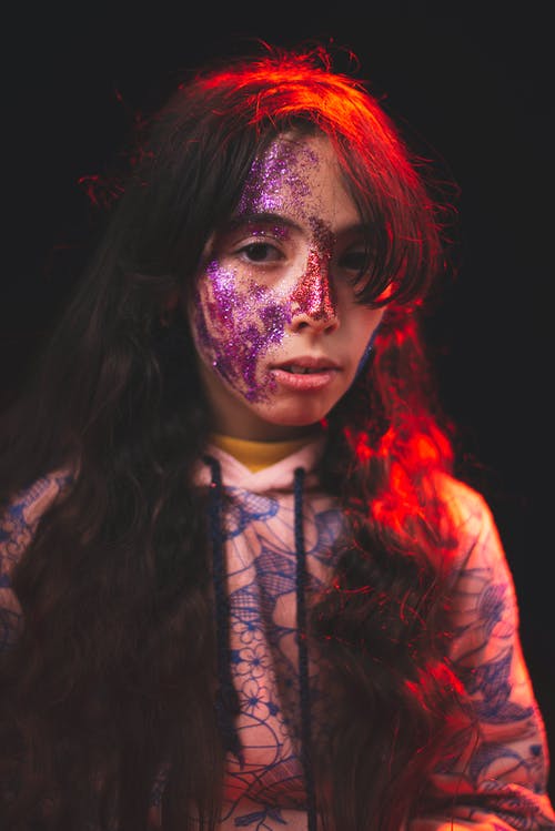 紫色的脸上涂满颜料的女人 · 免费素材图片