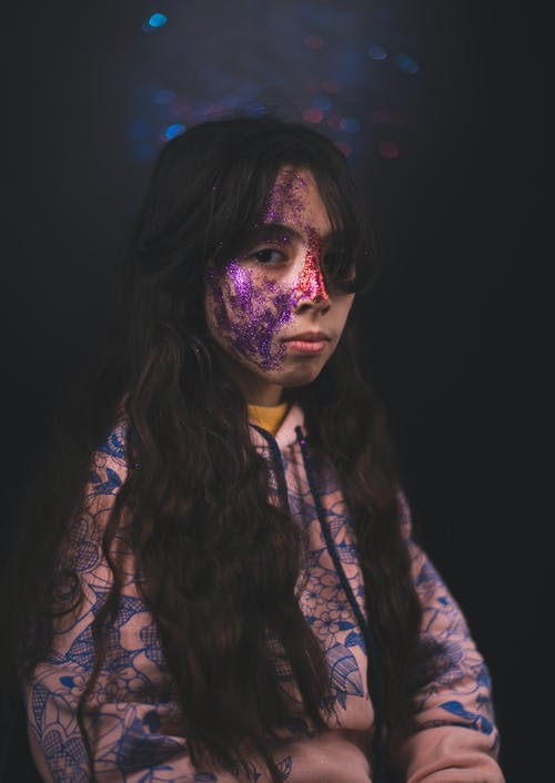 脸上油漆穿着夹克的女孩 · 免费素材图片