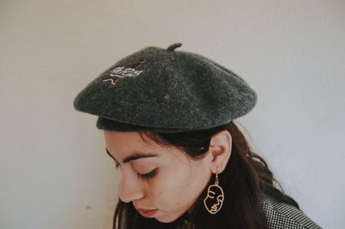 戴顶帽子的女人 · 免费素材图片