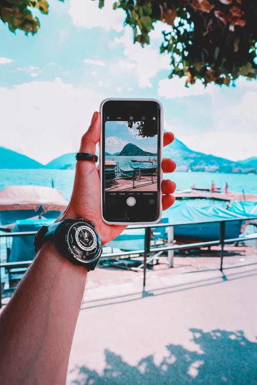 人持有智能手机 · 免费素材图片