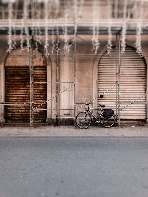黑色和灰色自行车 · 免费素材图片