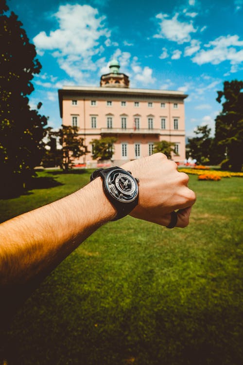 手表上的人阅读时间 · 免费素材图片