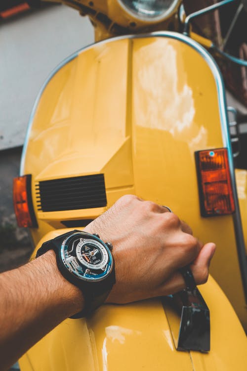 男子手持黄色案例 · 免费素材图片