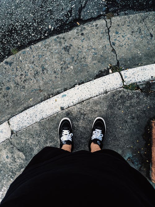 穿着黑色低帮运动鞋的人 · 免费素材图片