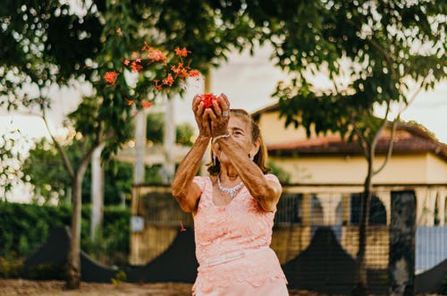 粉红色的裙子扔花的女人 · 免费素材图片