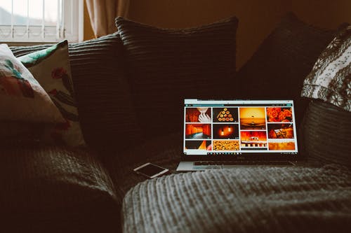 启用了macbook Pro的沙发 · 免费素材图片