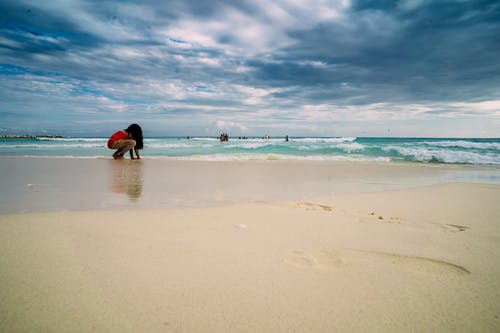 跪在水体前的女人 · 免费素材图片
