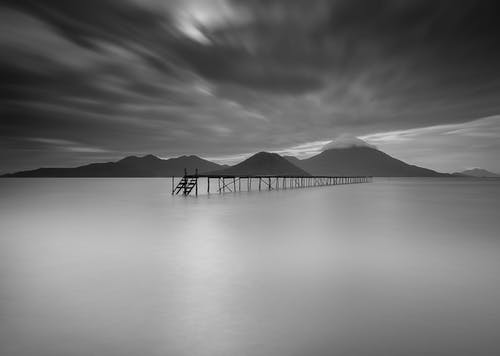 多云的日子码头的灰度照片 · 免费素材图片