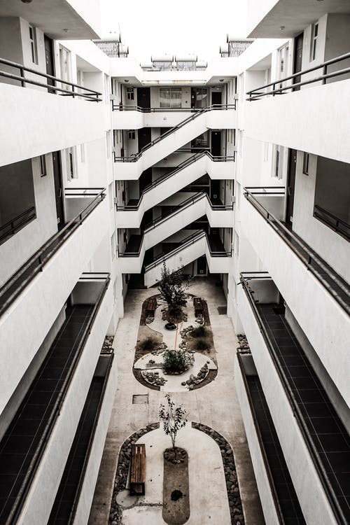建筑走廊的高角度摄影 · 免费素材图片