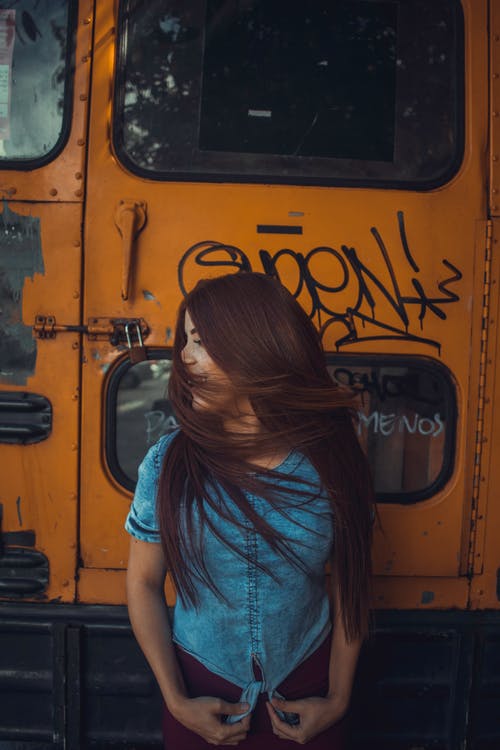 站在车辆旁边的女人 · 免费素材图片