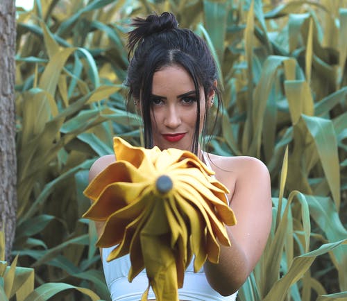 女人拿着一把黄色的雨伞的照片 · 免费素材图片