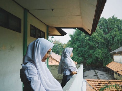 戴头巾的妇女的照片 · 免费素材图片