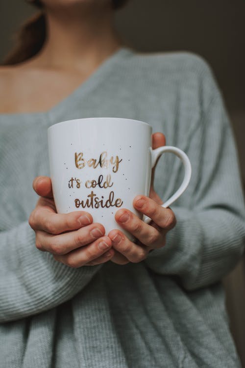 拿着杯子的人 · 免费素材图片