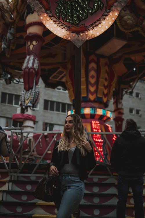 女士黑色和白色长袖连衣裙 · 免费素材图片