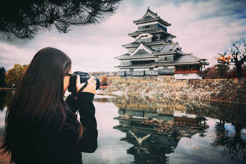女摄影师拍照的一座神庙 · 免费素材图片