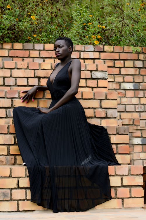 黑色无袖连衣裙摆姿势的女人照片 · 免费素材图片