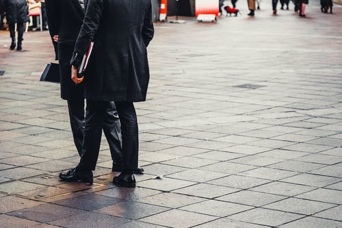 站在大街上的人的照片 · 免费素材图片