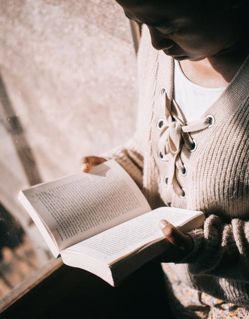 读一本书的女人 · 免费素材图片