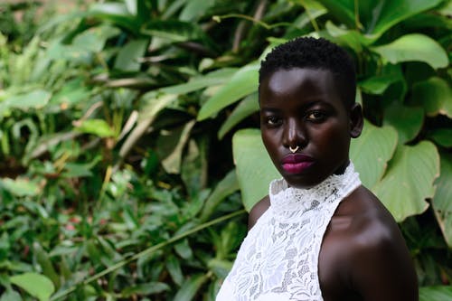 穿白色连衣裙的女人的特写照片 · 免费素材图片