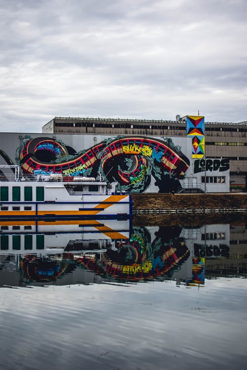 红色和白色汽车喷漆 · 免费素材图片