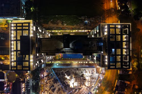 棕色木框玻璃展示柜 · 免费素材图片