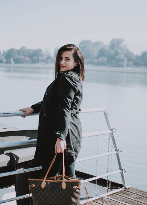 女士黑色拉链外套 · 免费素材图片