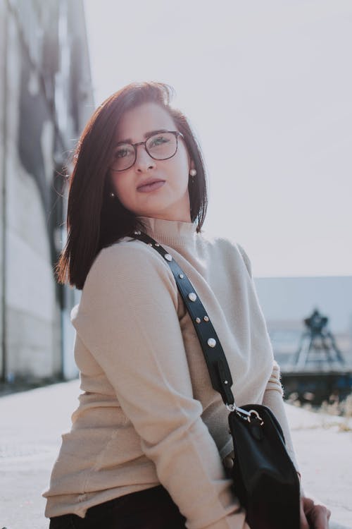 女士白色长袖连衣裙 · 免费素材图片