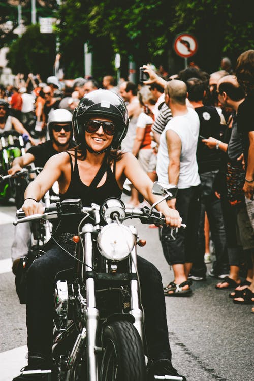 骑摩托车时穿衬衫的女人的照片 · 免费素材图片