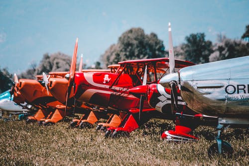 红色和黑色rc直升机 · 免费素材图片