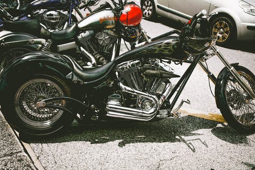 黑色和银色巡洋舰摩托车 · 免费素材图片