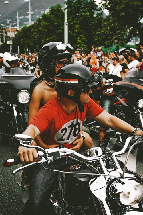 骑摩托车的人的照片 · 免费素材图片