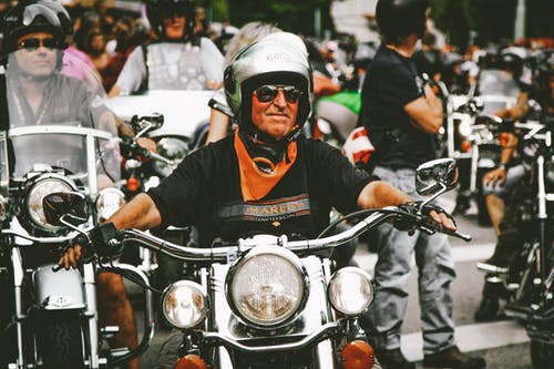 男子驾驶摩托车的照片 · 免费素材图片