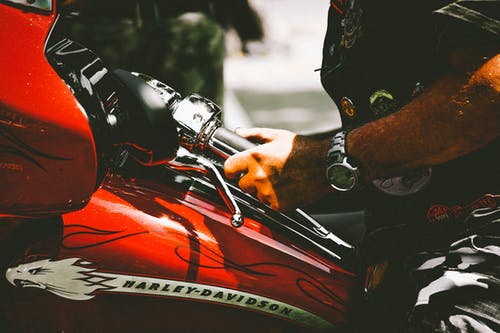 骑哈雷戴维森摩托车的人的特写照片 · 免费素材图片