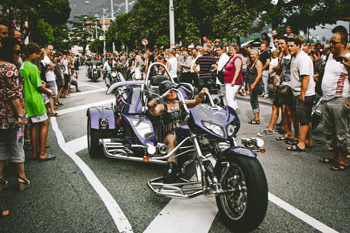 黑色和紫色巡回摩托车 · 免费素材图片