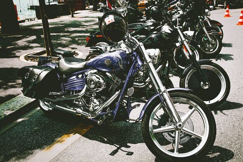 停在街上的摩托车的照片 · 免费素材图片