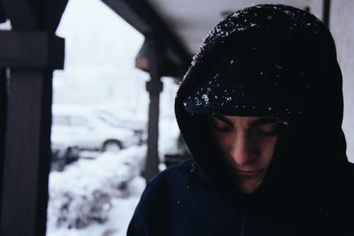 男士黑色连帽衫与雪 · 免费素材图片