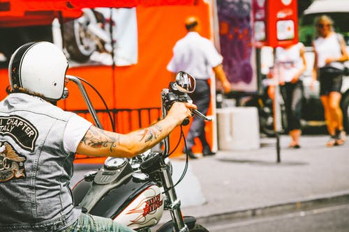男子骑哈雷戴维森摩托车的照片 · 免费素材图片