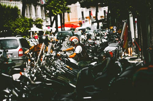 黑色和红色标准摩托车 · 免费素材图片