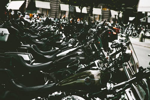 摩托车停在一排 · 免费素材图片
