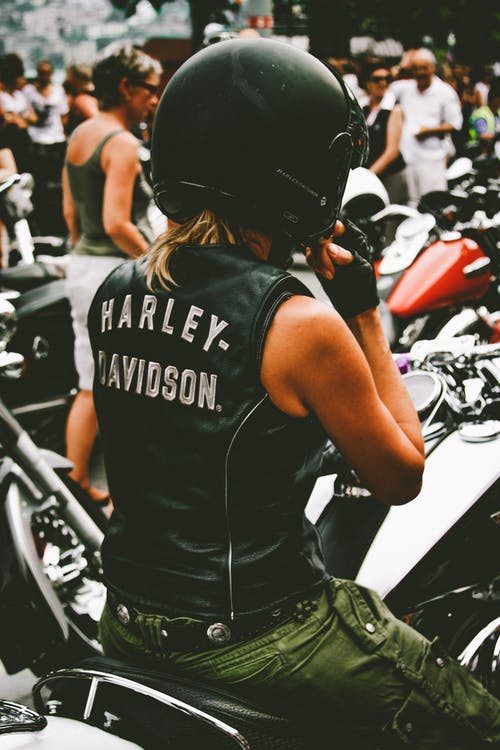 骑哈雷戴维森摩托车的人的照片 · 免费素材图片