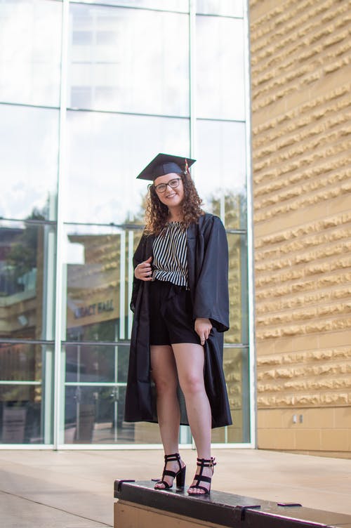 毕业礼服的女人 · 免费素材图片
