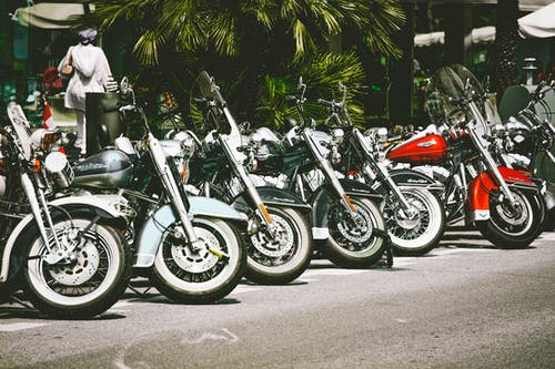 停在街上的摩托车照片 · 免费素材图片