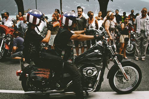 黑色和红色的旅行摩托车 · 免费素材图片