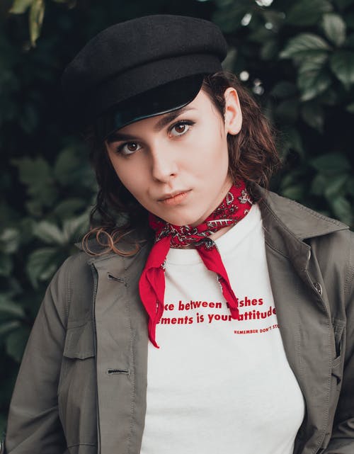 黑帽子和脖子围巾的女人的肖像照片 · 免费素材图片