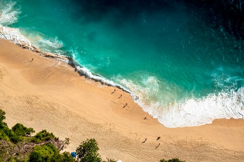 无人机拍摄的海滩岸边 · 免费素材图片